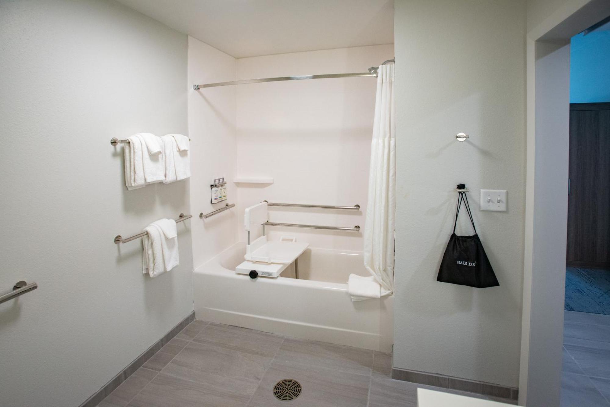 Holiday Inn Express & Suites Pensacola Airport North - I-10 By Ihg Ferry Pass 外观 照片
