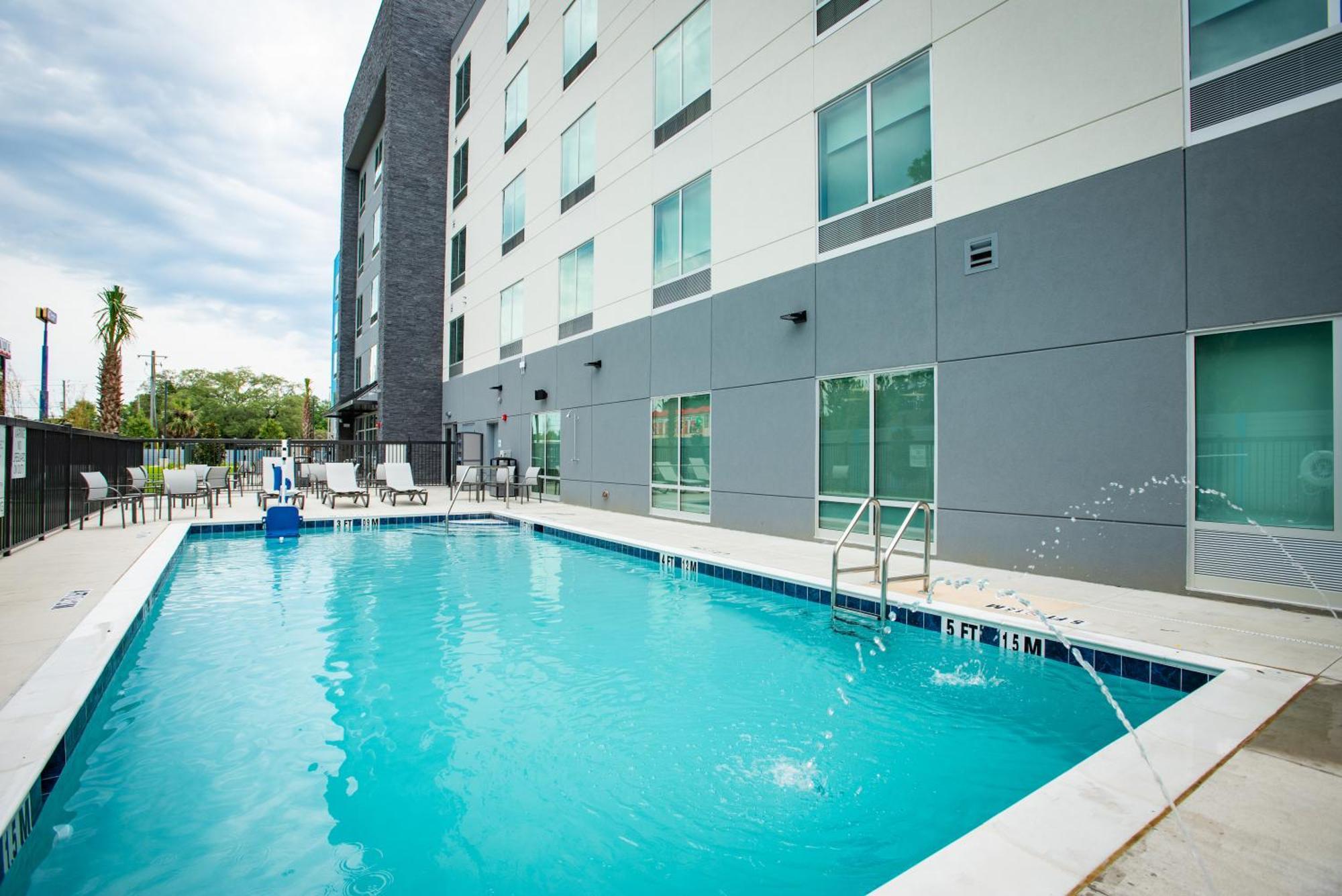 Holiday Inn Express & Suites Pensacola Airport North - I-10 By Ihg Ferry Pass 外观 照片